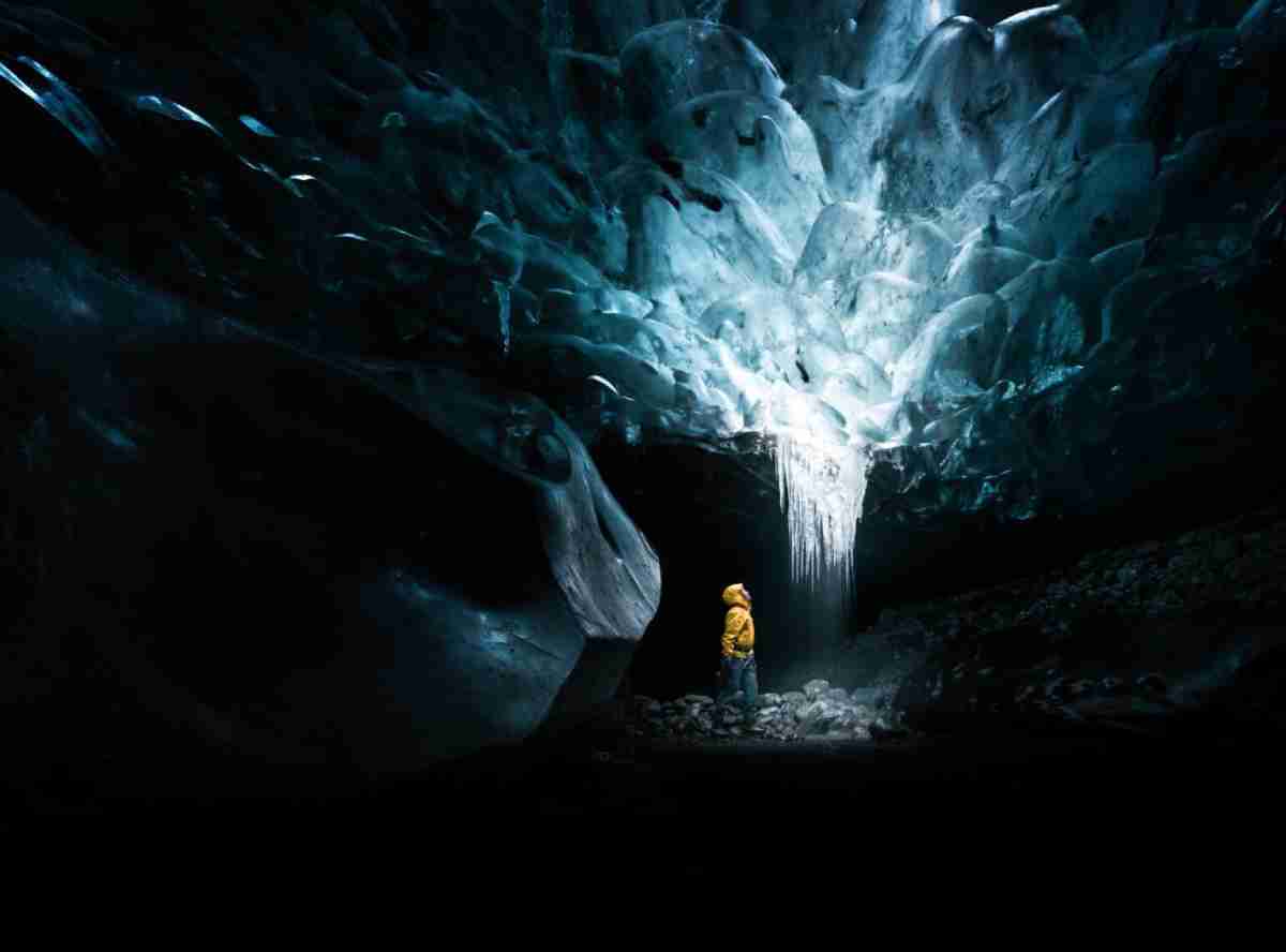 Imagens deslumbrantes revelam a beleza de antigas cavernas glaciais da Islândia