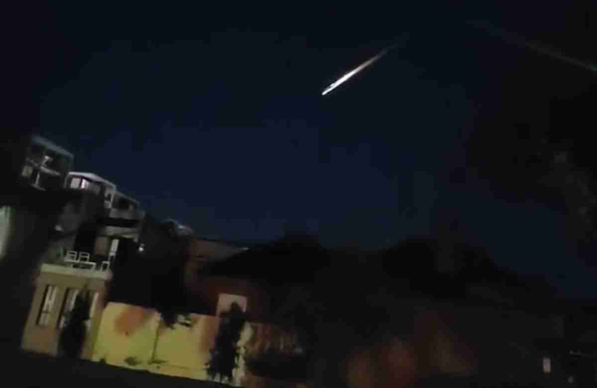 Mysteriöser und leuchtender Gegenstand durchquert den Himmel über Australien und versetzt die Menschen in Angst; sieh dir das Video an