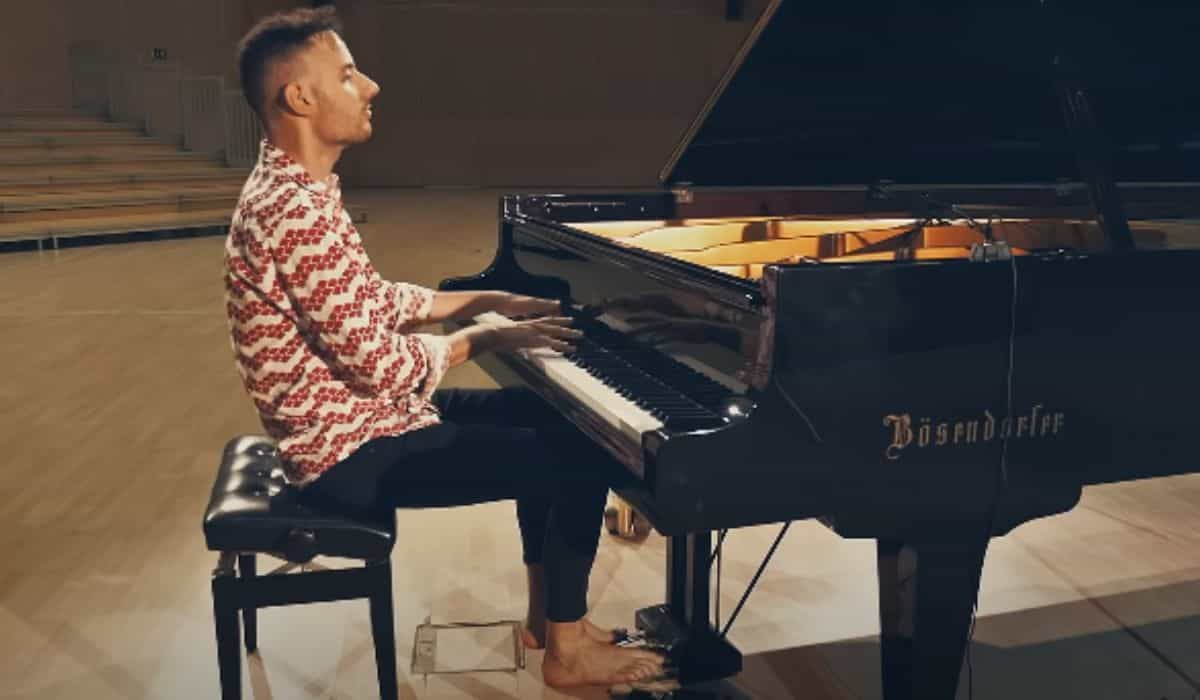 Incredible rendition of 'Africa' by Peter Bence captivates millions of fans