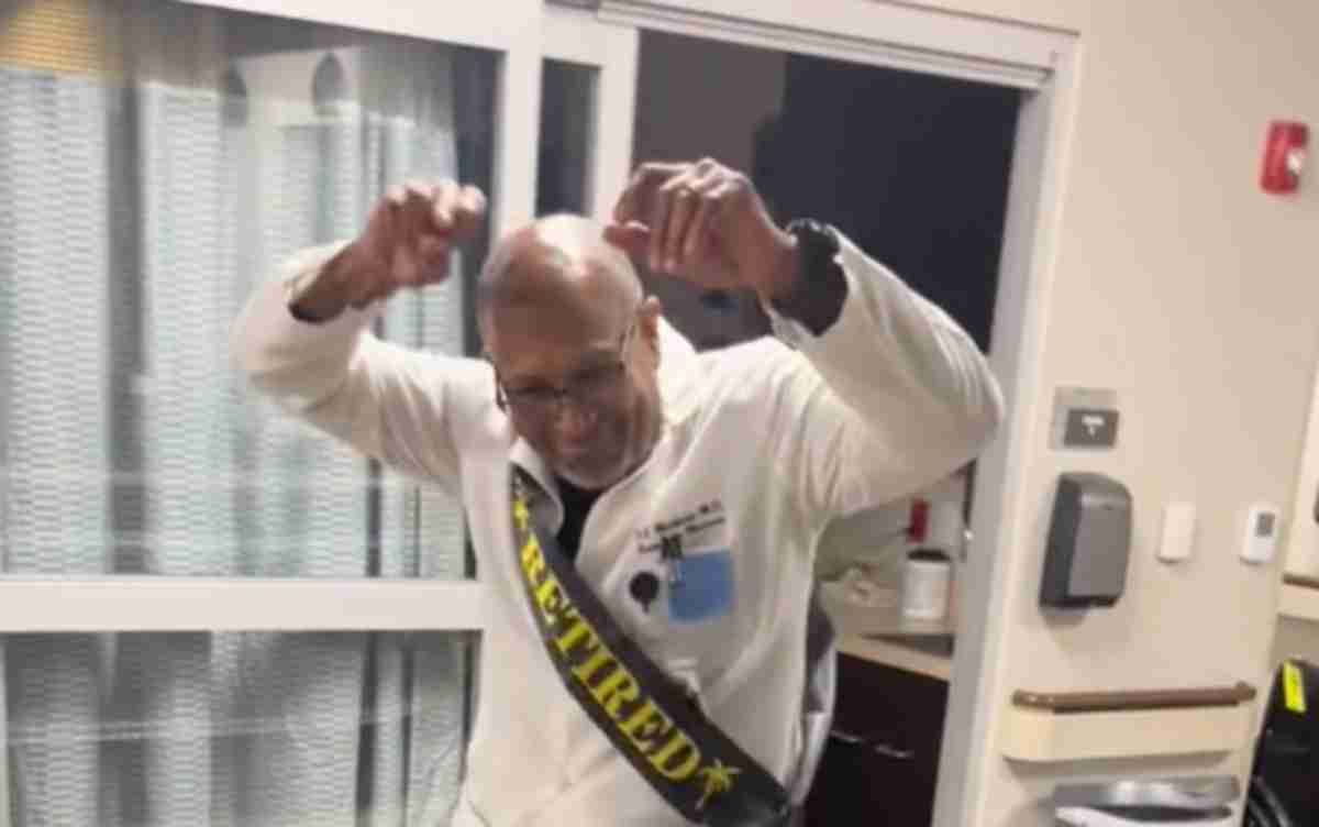 Lékař bruslí na oslavu svého odchodu do důchodu. Foto: Reprodukce TikTok @ChanelandCoke