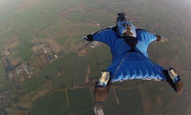 Paraquedista espanhol mostra salto impressionante em nuvem de chuva a mais de 4 mil metros de altura