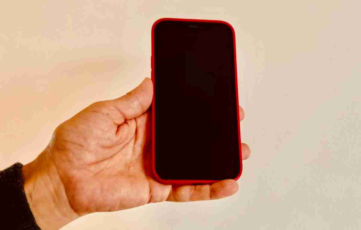 Haben Sie einen 'Smartphone-Kleinfinger'? Handy-Nutzer befürchten, dass ihre Geräte ihren kleinen Finger verformen