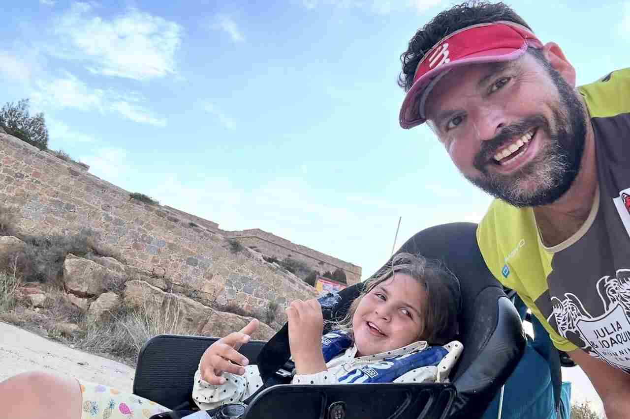 Pediatra emociona internautas ao compartilhar aventuras com sua filha deficiente: "Ela me dá força"