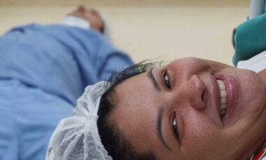 Pai desmaia durante parto e vídeo da cena diverte a internet. Instagram @leolink_