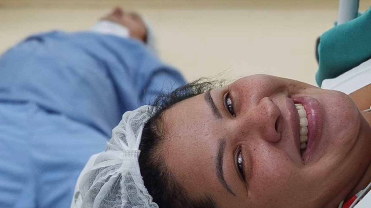 爸爸在生產過程中昏倒,影片畫面讓網友笑翻。Instagram @leolink_