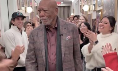 [caption id="attachment_83493" align="aligncenter" width="1280"] Morgan Freeman no The Jennifer Hudson Show - reprodução Instagram[/caption]